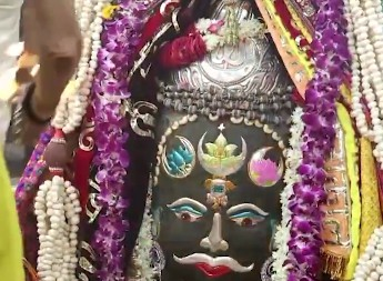जय श्री महाकाल के जयकारों से गूंजा मंदिर परिसर, भस्म आरती में श्रद्धालुओं का जनसैलाब