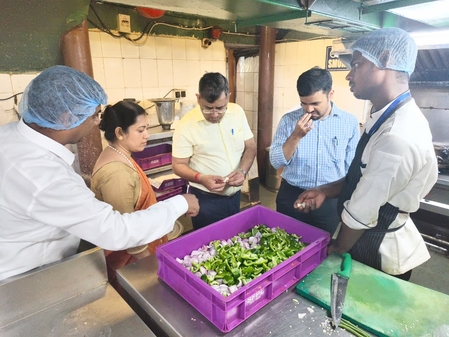पश्चिम बंगाल : रेलवे अधिकारियों ने हावड़ा, सियालदह और मालदा टाउन स्टेशनों पर फूड स्टॉलों का किया निरीक्षण