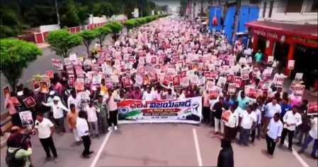 डीएससी के माध्यम से भर्ती हुए शिक्षकों ने आरोपों का खंडन करने के लिए विजयवाड़ा में रैली निकाली