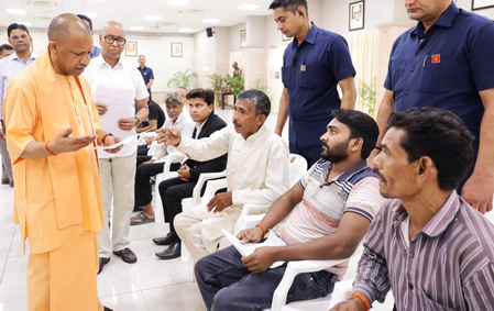 यूपी : सीएम योगी का अधिकारियों को निर्देश, 'समयसीमा के भीतर करना होगा समाधान'