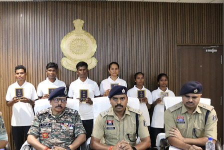 छत्तीसगढ़ : बीजापुर में 35 लाख के इनामी छह नक्सलियों ने छोड़ा हिंसा का रास्ता, मुख्यधारा में लौटे
