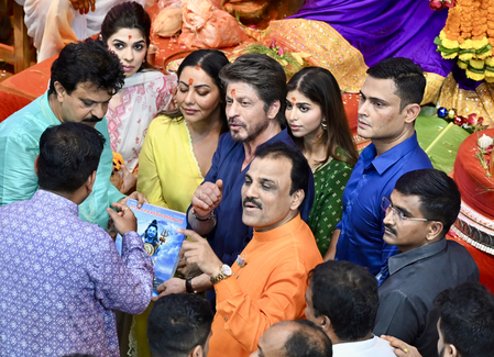 लालबागचा राजा के दरबार में पहुंचे शाहरुख खान, पत्नी गौरी और बेटी सुहाना भी आईं नजर