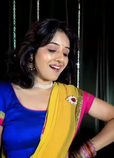 परिधि शर्मा ने 'बड़ी मुश्किल बाबा बड़ी मुश्किल' गाने पर किया डांस, फैंस ने कमेंट सेक्शन में भेजे हार्ट इमोजी