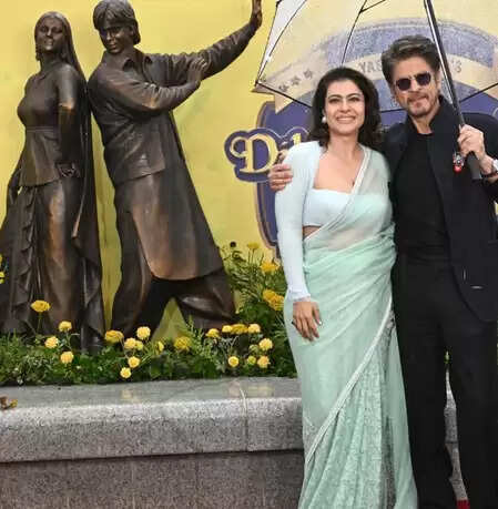 लंदन के ‘सीन्स इन द स्क्वायर’ में शाहरुख-काजोल का स्टैच्यू, 'सिमरन' संग पोज देते दिखे 'राज'