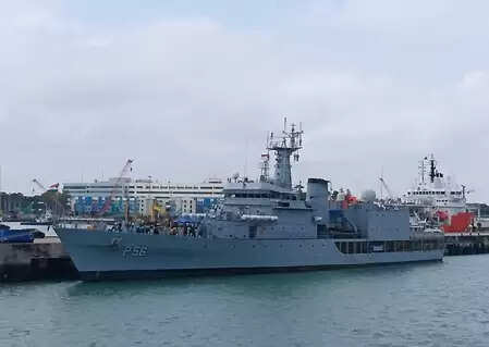 भारतीय नौसेना का पहला ट्रेनिंग स्क्वाड्रन सिंगापुर पहुंचा, भारत के हाई कमिश्नर ने ट्रेनी से मुलाकात की