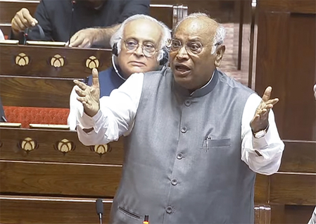 सदन में निष्पक्ष चर्चा तभी संभव है जब शिक्षा मंत्री इस्तीफा देंः खड़गे