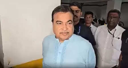 महाराष्ट्र स्थानीय निकाय चुनावों में मतदान जारी, गडकरी ने जताया भाजपा की जीत का भरोसा, नेताओं ने किया मताधिकार का प्रयोग