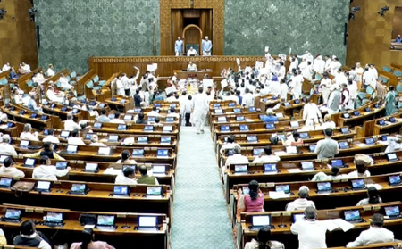 लोकसभा की कार्यवाही तीसरी बार स्थगित, मानसून सत्र के पहले दिन हंगामे की भेंट चढ़े प्रश्नकाल और शून्यकाल