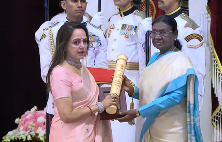 राष्ट्रपति भवन में 'पद्म अवॉर्ड सेरेमनी', रोहित शर्मा पद्मश्री और धर्मेंद्र मरणोपरांत पद्म विभूषण से सम्मानित
