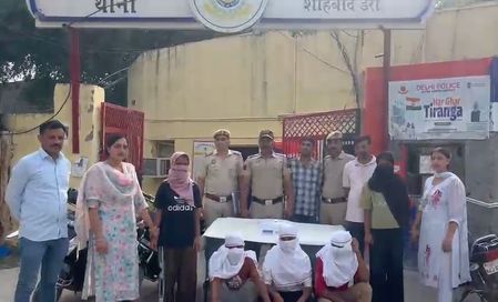 दिल्ली के रोहिणी में ई-रिक्शा चालक की हत्या का खुलासा, दो महिलाओं समेत पांच गिरफ्तार