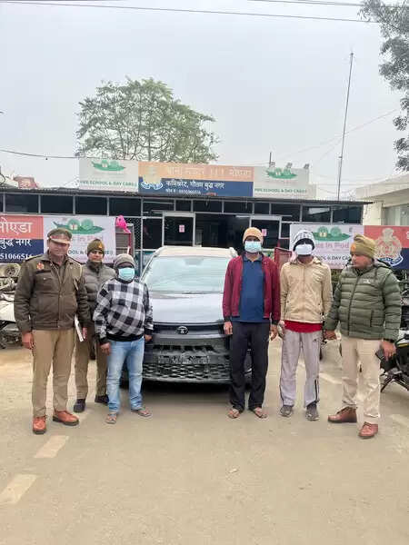 नोएडा: कार चोरी गिरोह का भंडाफोड़, तीन आरोपी गिरफ्तार