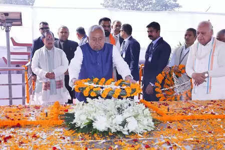 डॉ. राजेंद्र प्रसाद की जयंती पर सीएम नीतीश और राज्यपाल आरिफ मोहम्मद खान ने दी श्रद्धांजलि