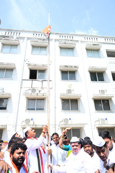 तेलंगाना के मुख्यमंत्री ने इंडियन यूथ कांग्रेस के स्थापना दिवस पर युवाओं को बधाई दी
