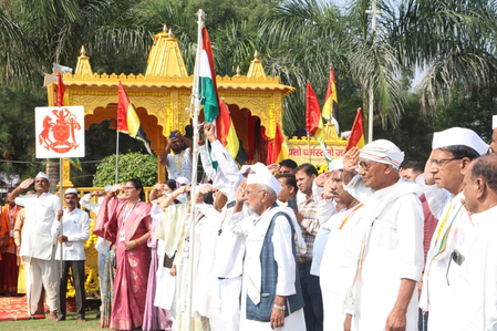 मध्य प्रदेश : राष्ट्रध्वज को सलामी देकर दिग्विजय सिंह ने शुरू की चौथे दिन की यात्रा