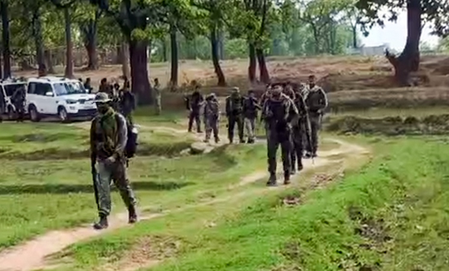 चाईबासा: पश्चिमी सिंहभूम के जंगलों में नक्सलियों और सुरक्षा बलों के बीच मुठभेड़, सर्च ऑपरेशन तेज