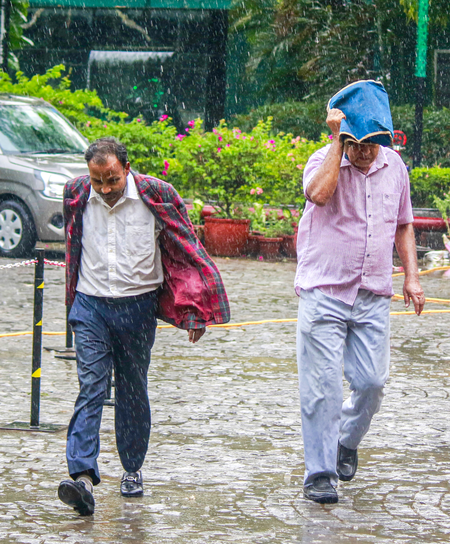 दिल्ली-एनसीआर में मौसम मेहरबान: हल्की से मध्यम बारिश के आसार, येलो अलर्ट जारी
