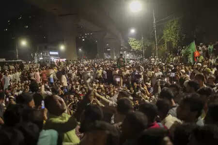 हादी के समर्थकों ने यूनुस सरकार को दिया रविवार शाम तक का अल्टीमेटम, हत्यारों की गिरफ्तारी की मांग