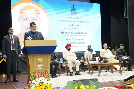 उपराष्ट्रपति ने युवा आईएएस अधिकारियों से लोक सेवा में सत्यनिष्ठा बनाए रखने का आह्वान किया