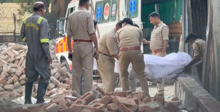 नोएडा में भीषण आग में कई खाने-पीने की दुकानें जलकर खाक, एक की मौत