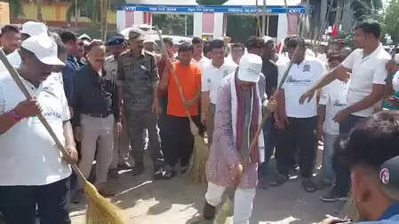 ઓડિશા: સંબલપુરમાં 'સ્વચ્છતા હાય સેવા' અભિયાન, ધર્મેન્દ્ર પ્રધાન સ્વચ્છ અને સ્વસ્થ ભારતને અપીલ કરે છે