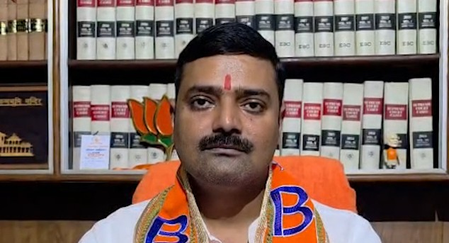 अखिलेश यादव के ‘नीले गमछे’ पर भाजपा का हमला, रंग बदलने से दामन पर लगे दाग नहीं मिटेंगे