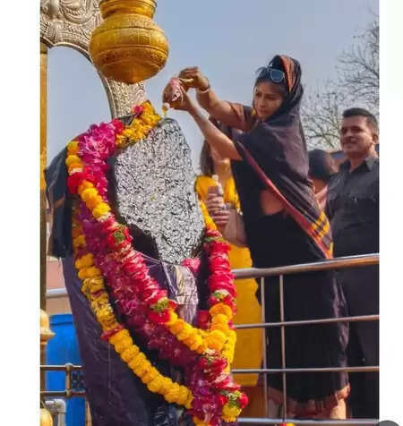 शनि शिंगणापुर पहुंचीं तनीषा मुखर्जी, भगवान शनिदेव के चरणों में टेका मत्था, शेयर की खूबसूरत झलकियां