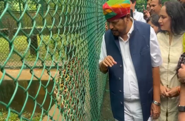 केंद्रीय मंत्री रामदास आठवले ने मुंबई के एसजीएनपी में तेंदुआ 'सिम्बा' को लिया गोद