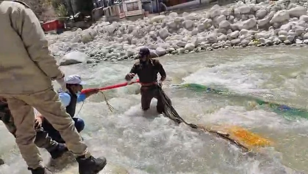 प्रदूषण से कराही गंगोत्री, मां गंगा के उद्गम पर एक दिन में निकले 100 बोरे वस्त्र