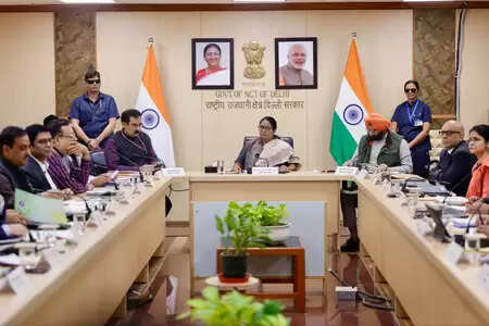 प्रदूषण के खिलाफ दिल्ली सरकार का एक्शन जारी, पांचवीं कक्षा तक के स्कूल हाइब्रिड मोड में होंगे संचालित