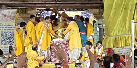 मथुरा: बरसाना में राधा अष्टमी पर उमड़ा आस्था का सैलाब, ब्रह्म मुहूर्त में हुआ राधा रानी का महा अभिषेक