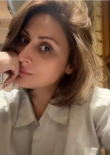 मशहूर अभिनेत्री उर्वशी ढोलकिया ने अकेले कैफे में डिनर कर जताई खुशी