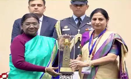 ऊर्जा संरक्षण में उत्कृष्ट प्रदर्शन: मध्य प्रदेश के मियाना रेलवे स्टेशन को राष्ट्रपति मुर्मु ने किया सम्मानित