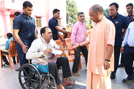 जरूरतमंद को आवास और बीमार के इलाज की होगी व्यवस्था : मुख्यमंत्री योगी