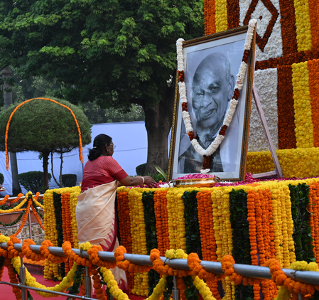 राष्ट्रपति, उपराष्ट्रपति और गृह मंत्री समेत कई नेताओं ने सरदार पटेल की जयंती पर उन्हें अर्पित की पुष्पांजलि