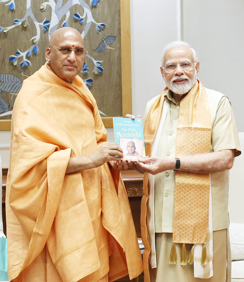 स्वामी अवधेशानंद गिरि ने पीएम मोदी के शासन की तारीफ की, देश के प्रति 'निरंतर समर्पण' को सराहा