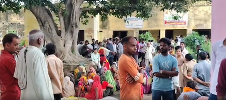 मथुरा में मजदूर की मौत, परिजनों ने सड़क पर शव रखकर किया प्रदर्शन