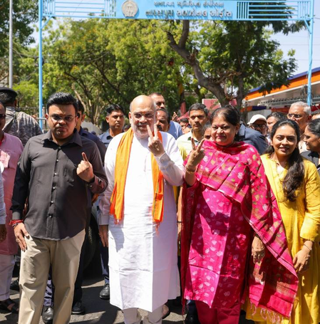 गुजरात स्थानीय निकाय चुनाव: गृहमंत्री अमित शाह और बेटे जय शाह ने परिवार के साथ किया मतदान