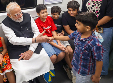 एसआरसीसी शताब्दी समारोह: प्रधानमंत्री मोदी ने मेट्रो से यात्रा की और स्मृति चिन्ह जारी किया
