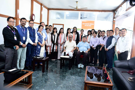 मणिपुर: सीएम ने जापान में कौशल प्रशिक्षण और रोजगार के लिए 16 युवाओं को दिखाई हरी झंडी
