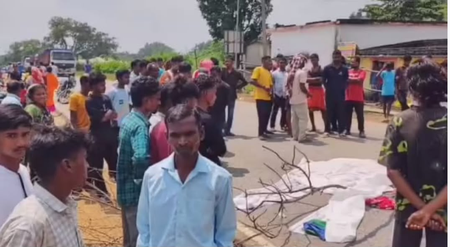 रांची : तेज रफ्तार हाइवा से कुचलकर बाइक सवार दंपती की मौत, विरोध में ग्रामीणों ने किया सड़क जाम