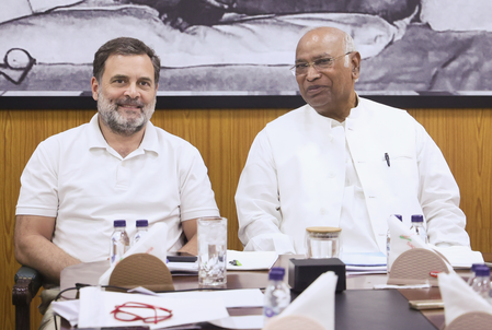 केरल के सीएम पर सस्पेंस बरकरार, तीन घंटे की बैठक के बाद भी नहीं निकला निष्कर्ष