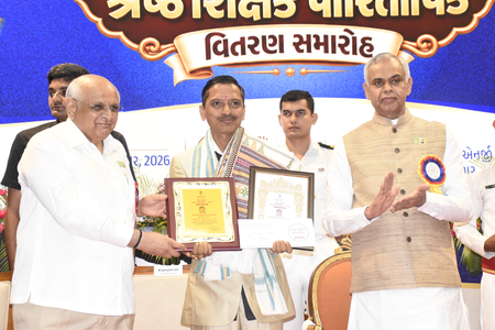 गुजरात भर के 40 शिक्षकों को 'राज्य के सर्वश्रेष्ठ शिक्षक' पुरस्कार से सम्मानित किया गया