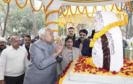 बिहार के सीएम नीतीश पैतृक गांव कल्याण बिगहा पहुंचे, मां की पुण्यतिथि पर दी श्रद्धांजलि