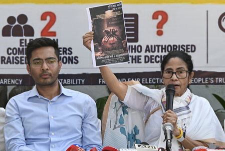 भारत की चुनावी प्रक्रिया 'हाईजैक' और 'केंद्रीकृत' हो चुकी है: ममता बनर्जी
