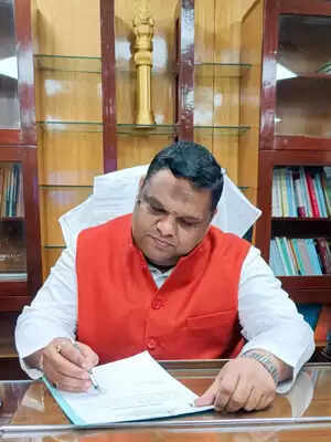 महिलाओं का अपमान कतई भी बर्दाश्त नहीं, गुंडों का इलाज किया जाएगा: डीयू की घटना पर प्रियंक कानूनगो