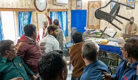 फरक्का में बीडीओ के ऑफिस में तोड़फोड़ को लेकर एफआईआर दर्ज, दो गिरफ्तार