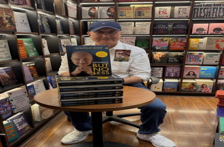 'हिंदी मीडियम का हूं, मगर भाषा नहीं बनी बाधा', बुकस्टोर में अपनी किताबें देखकर इमोशनल हुए अनुपम खेर