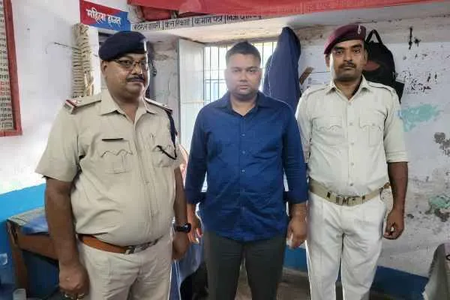 ट्रेन में यात्रियों को पिस्टल दिखाकर धमका रहा था युवक, कोडरमा स्टेशन पर दबोचा गया