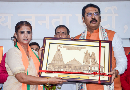 राजद महिला मोर्चा की प्रदेश अध्यक्ष रितु जायसवाल सैकड़ों कार्यकर्ताओं संग भाजपा में शामिल