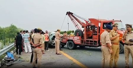 उन्नाव में आगरा-लखनऊ एक्सप्रेसवे पर भीषण हादसा, बस-कार की टक्कर में पांच की मौत